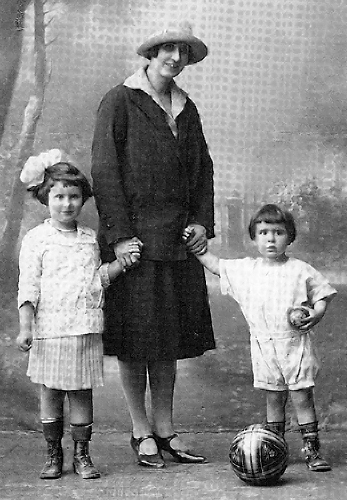 Alfred Bader édesanyjával és nővérével, Marionnal 1927-ben