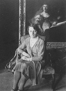 Nemes Marcell müncheni házvezetőnője Rembrandt Minerva c. képe előtt